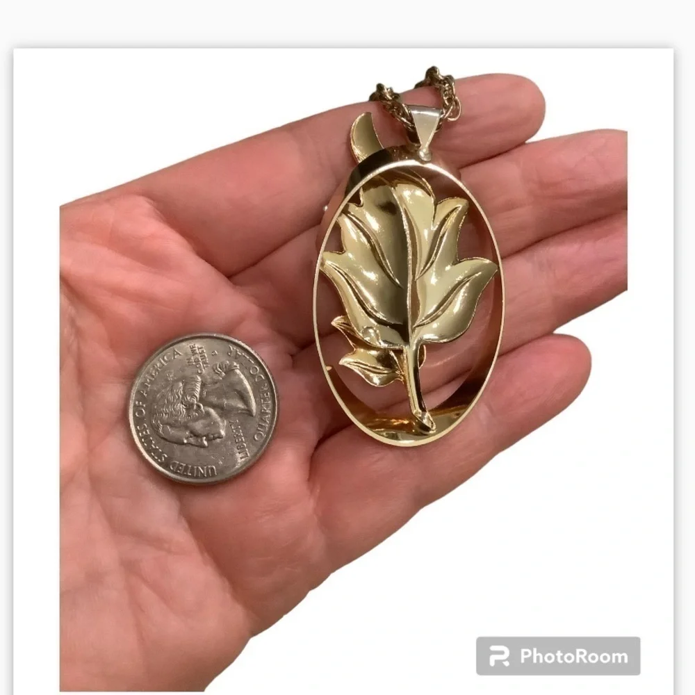 Gold Tone Leaf pendant 24” Fashion necklace
